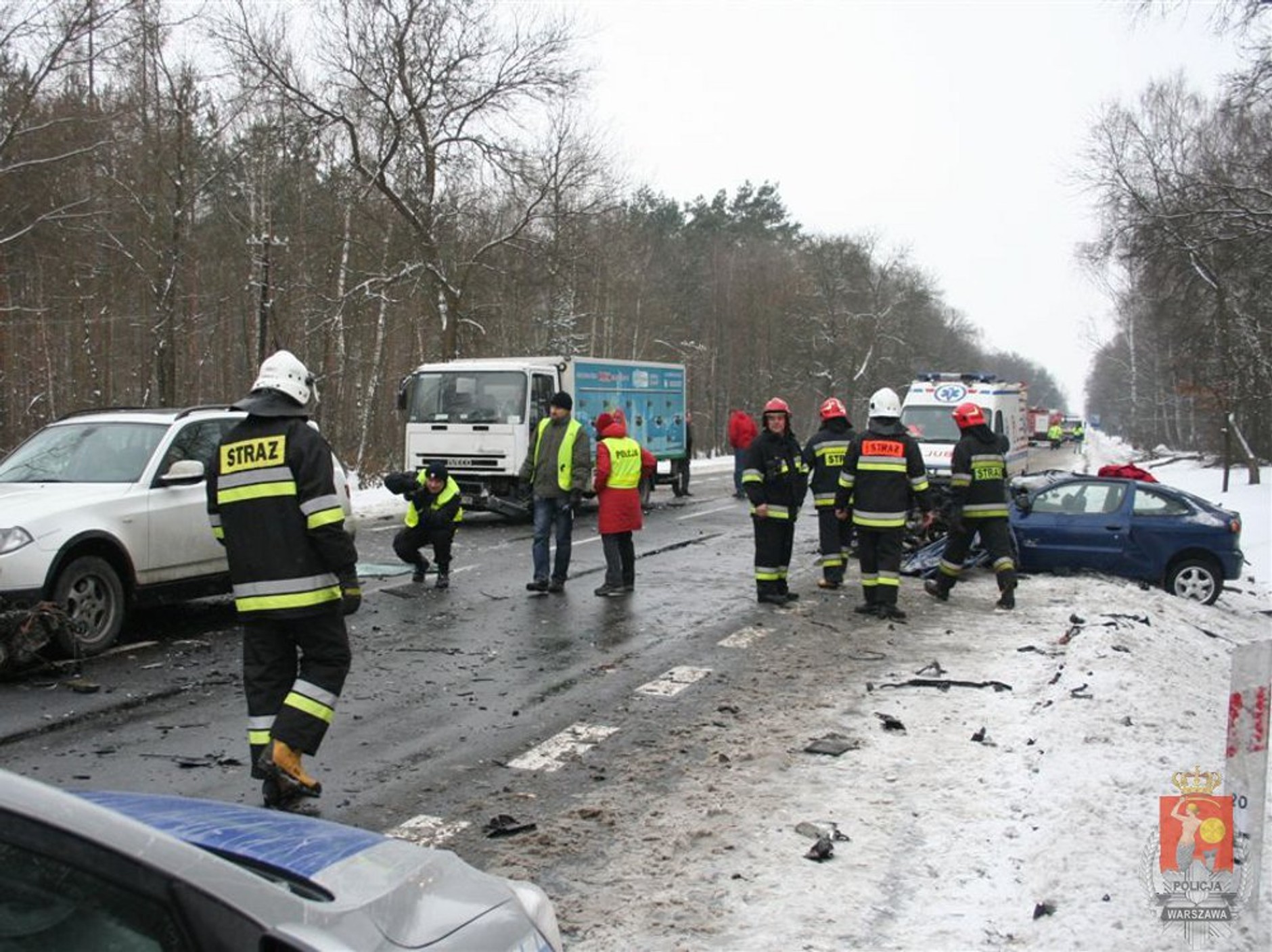 Siła uderzenia wyrzuciła silnik pod jadące BMW