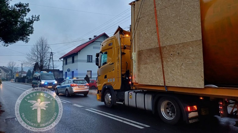 Przewoził komorę baryczną. Nie zmieścił się pod linią energetyczną