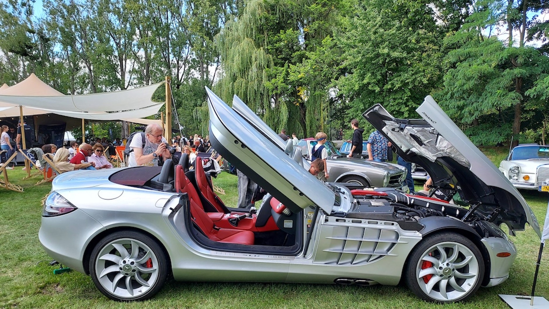 Motoclassic Wrocław 2025: Mercedes SLR, choć niezbyt leciwy, to już poszukiwany klasyk.