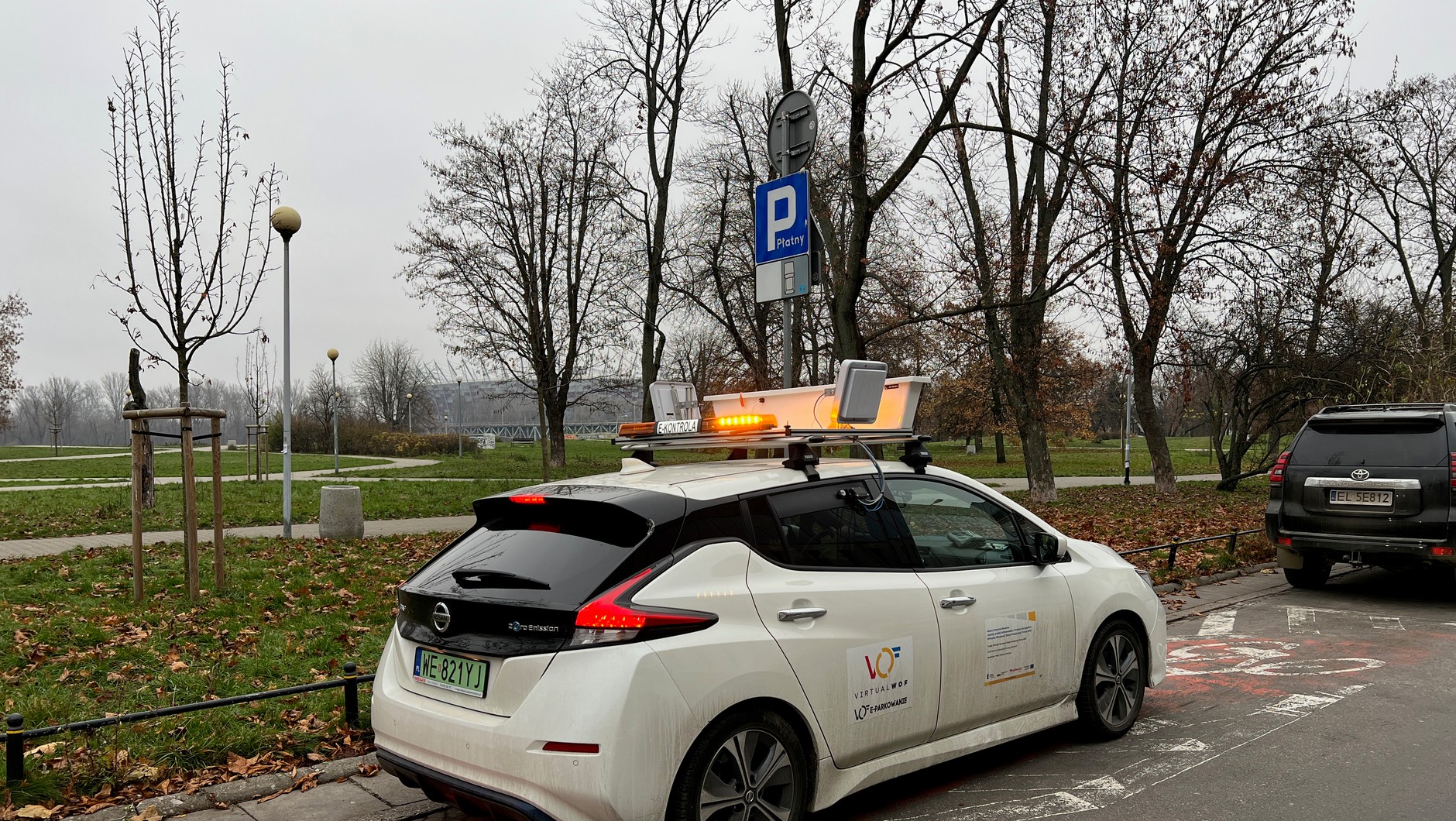 W Warszawie ulice stołecznej strefy płatnego parkowania patroluje dziewięć elektrycznych Nissanów Leafów