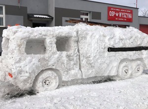Nie doczekali się na nowy wóz strażacki, więc... ulepili go ze śniegu