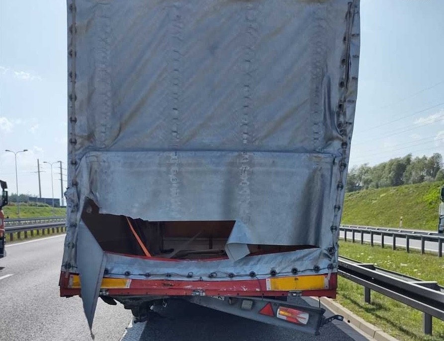 Dostawczak uderzył w tył ciężarówki