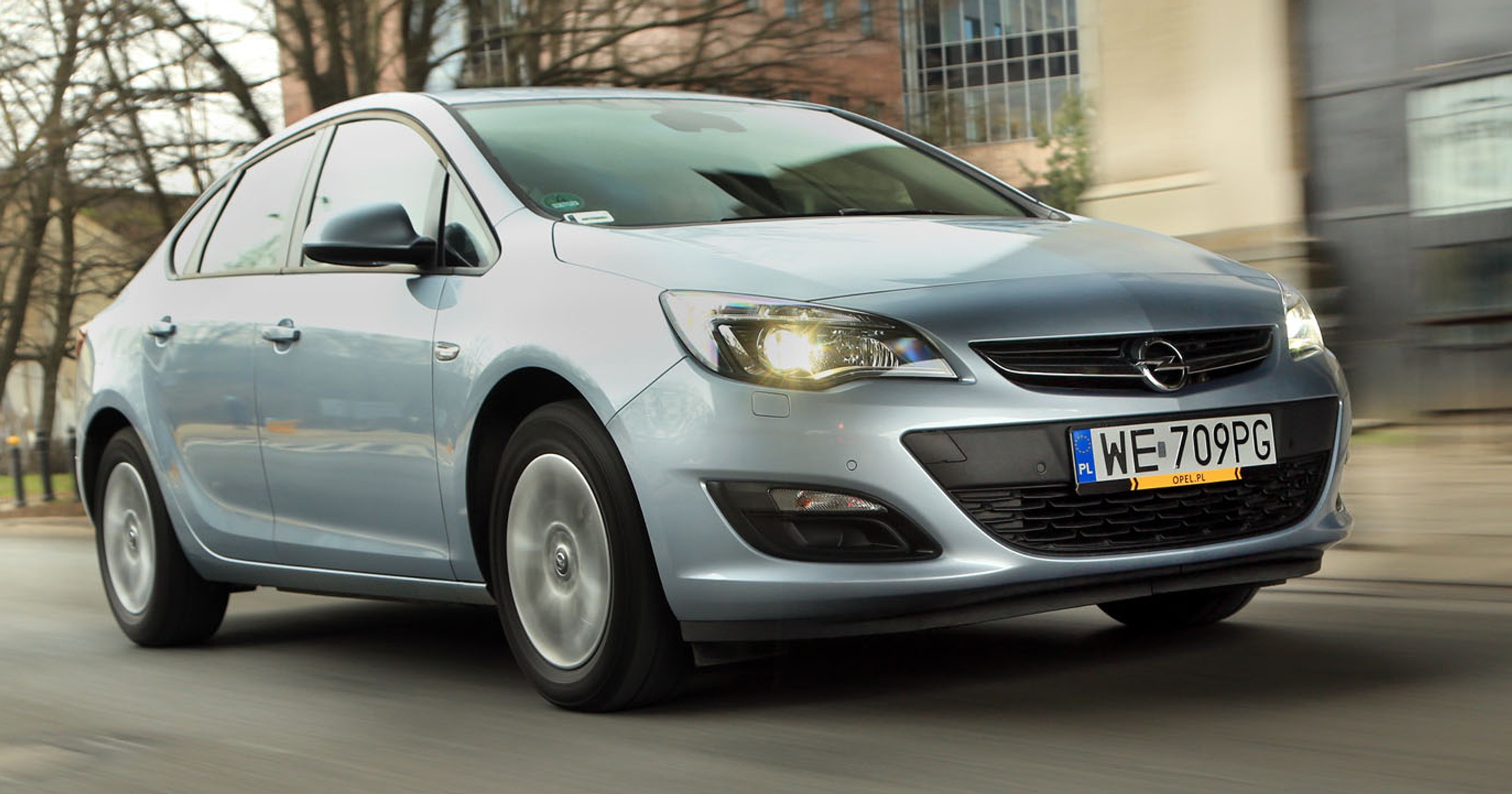 Opel Astra 1.4 Turbo LPG - nocny sedan zasilany gazem