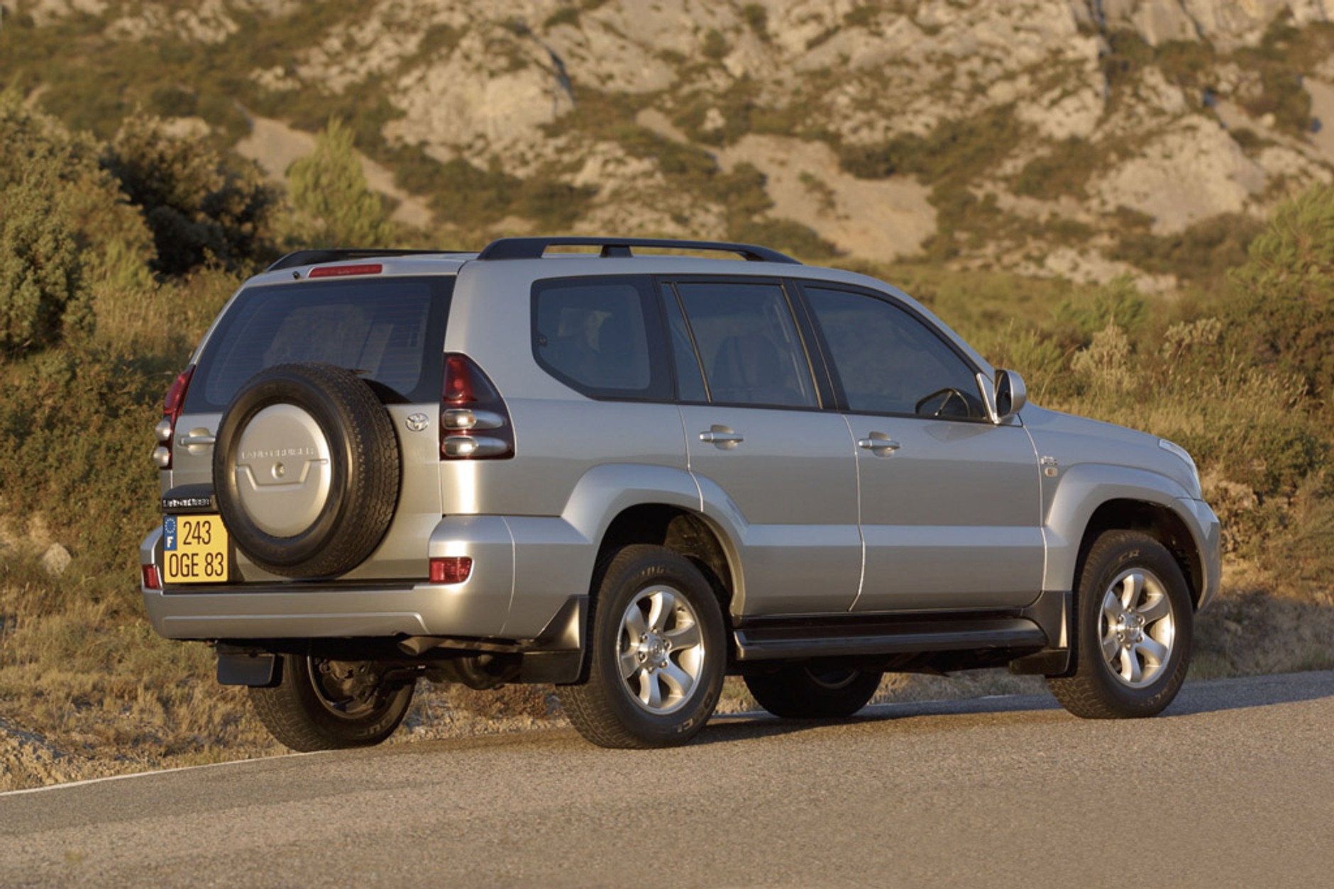 Czy Toyota Land Cruiser 120 ma same zalety?