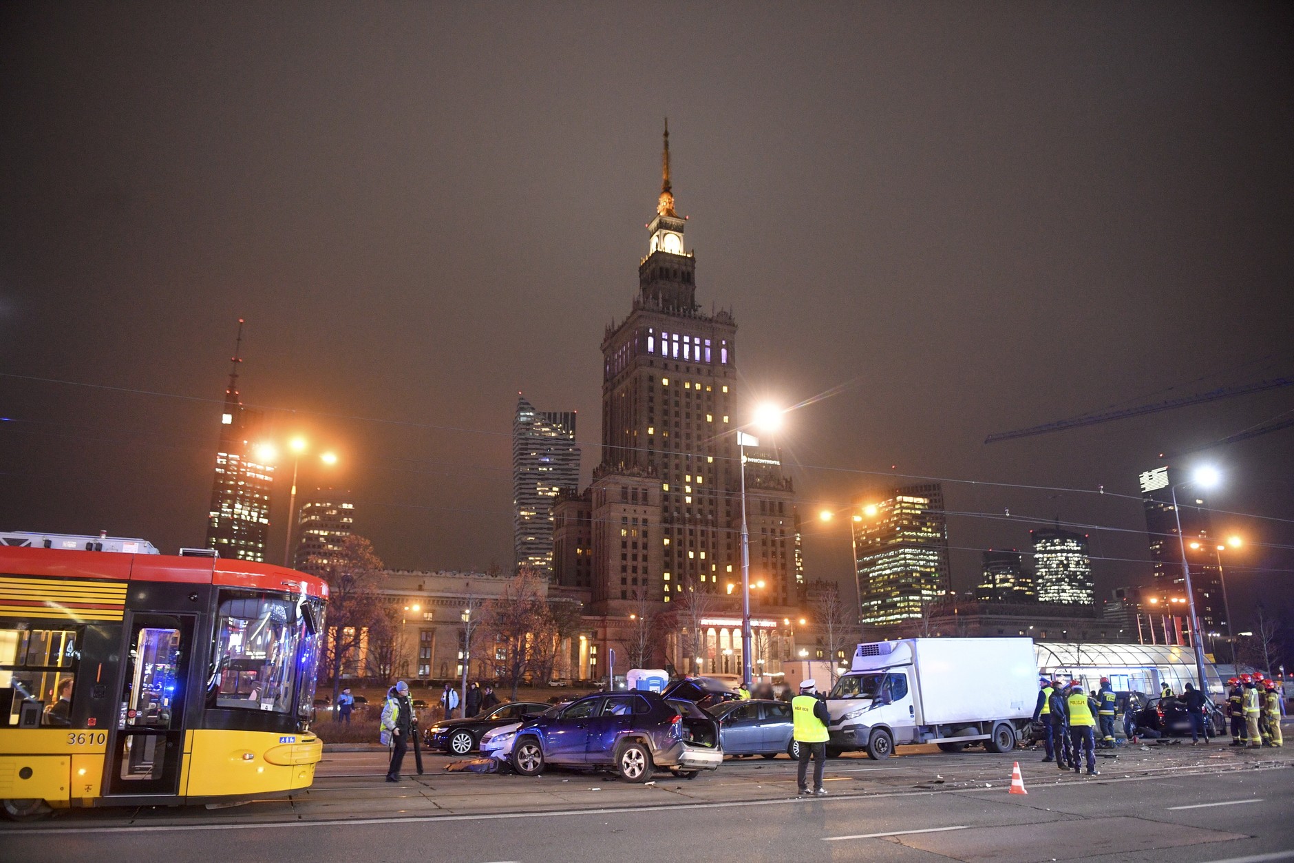 Pędził po torowisku. Wbił się w sznur aut. Wielki karambol na jednej z głównych ulic Warszawy