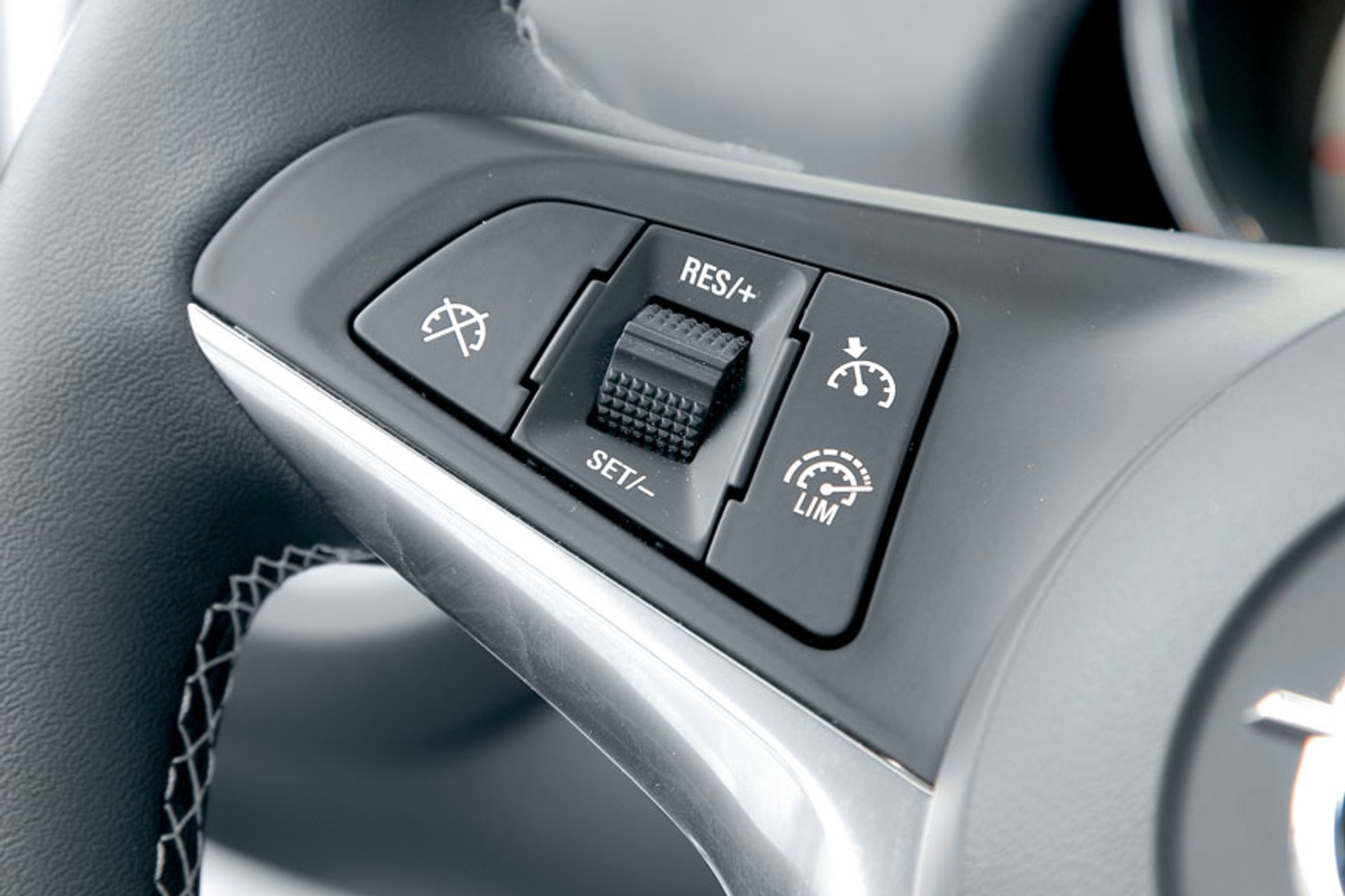 Czy tempomat zwiększa zużycie paliwa? Odpowiedź jest zaskakująca. To zależy