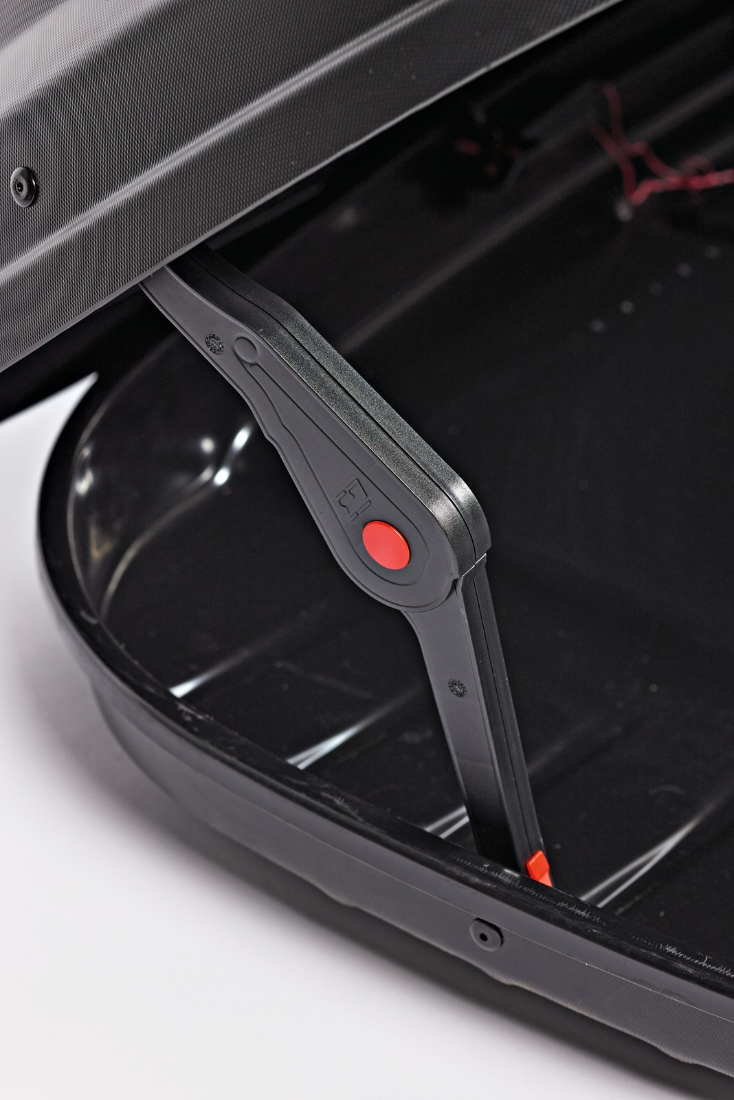 G3: Boks o długości niemal dwóch metrów jest stosunkowo ciężki, widać też, że wykonano go mniej finezyjnie od pozostałych testowanych produktów. Mimo aerodynamicznego, zwężającego się w tylnej części kształtu, boks jest dosyć głośny.