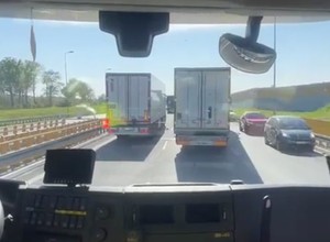 Strażacy nie mogli dotrzeć do wypadku na S8. Skandaliczne zachowanie kierowców [WIDEO]