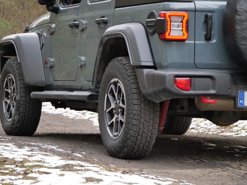 Jeep Wrangler vs Toyota Land Cruiser