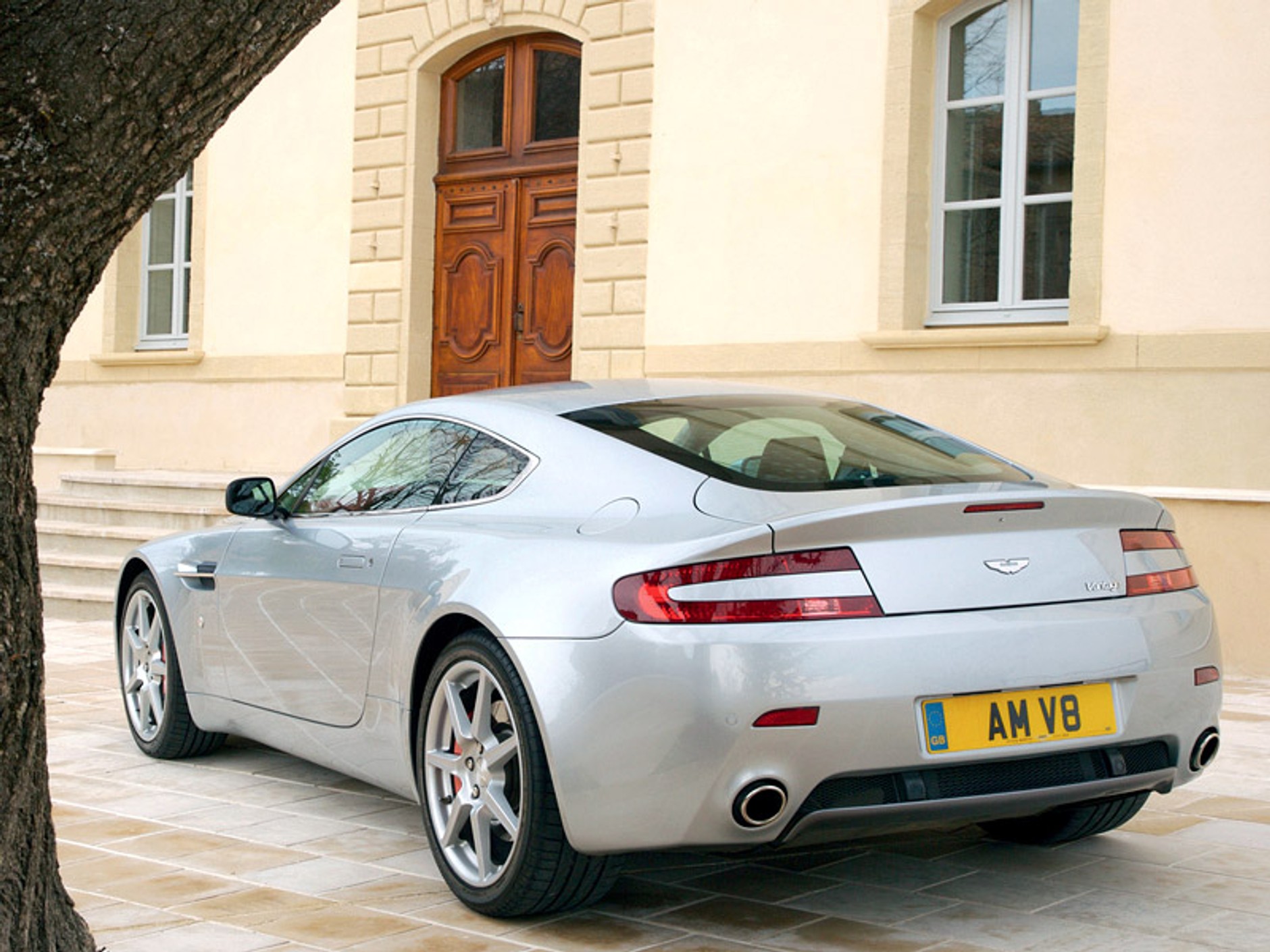 Aston Martin V8 Vantage: mocniejszy i szybszy