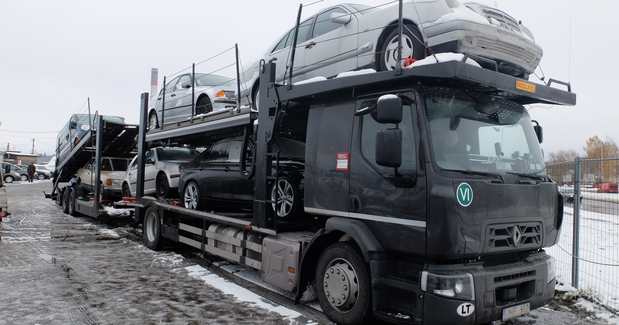 Import aut używanych ma się w tym roku lepiej niż w zeszłym, ale auta na lawetach są starsze
