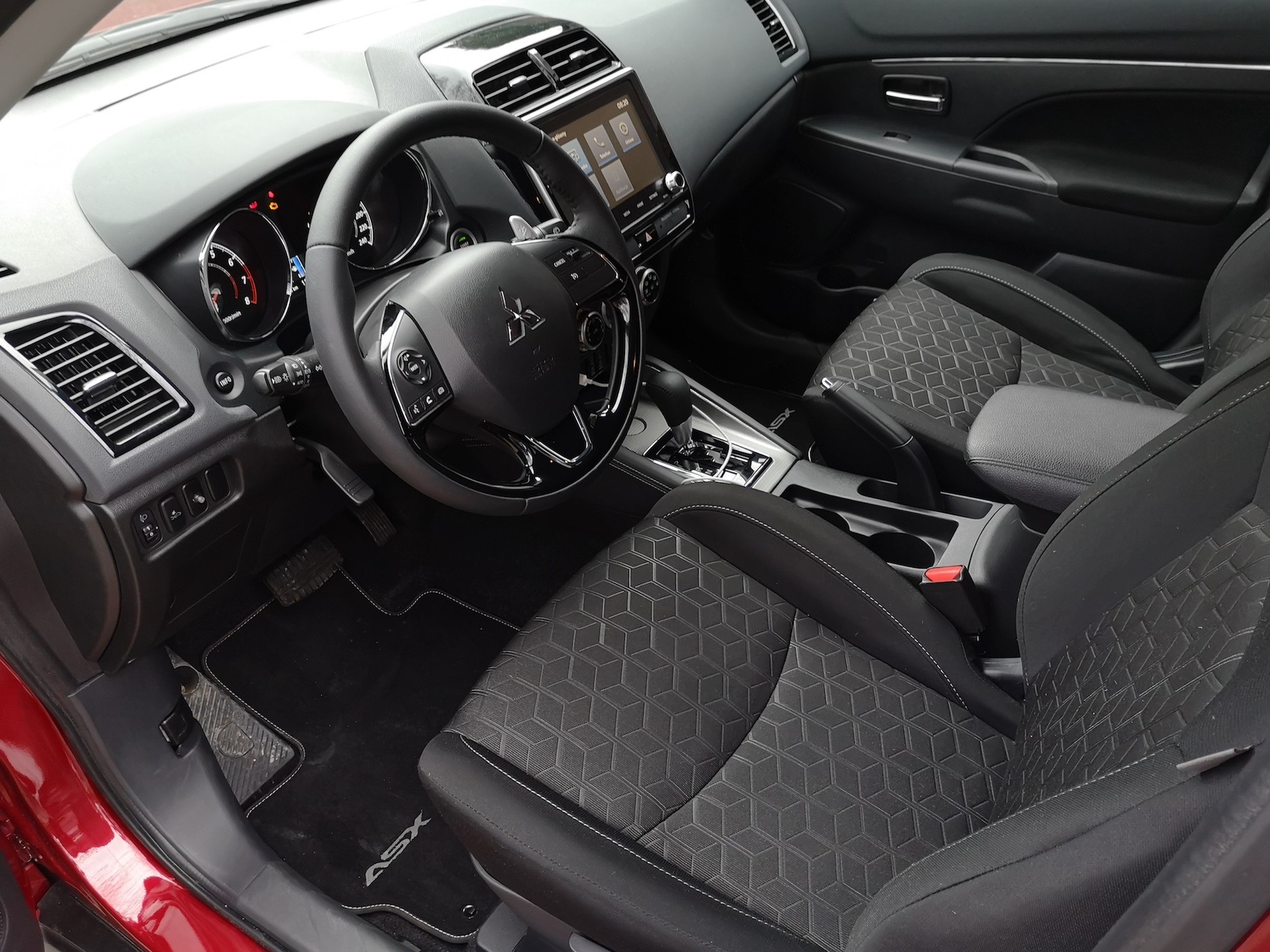 MItsubishi ASX 2.0/150 KM CVT: wnętrze jako całość nie jest złe – sporo plastiku ale są też rozpraszające czerń sympatyczne akcenty