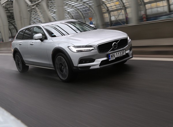 Volvo V90 Cross Country B5 – komfortowy długodystansowiec