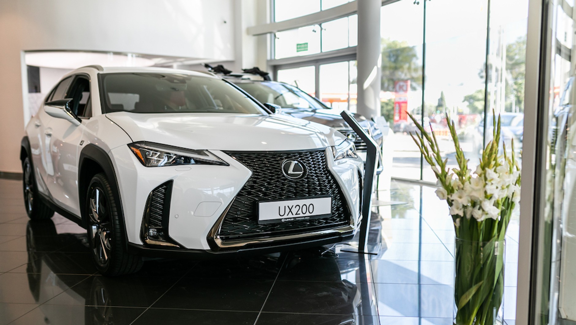 Wielki Test Salonów – Lexus