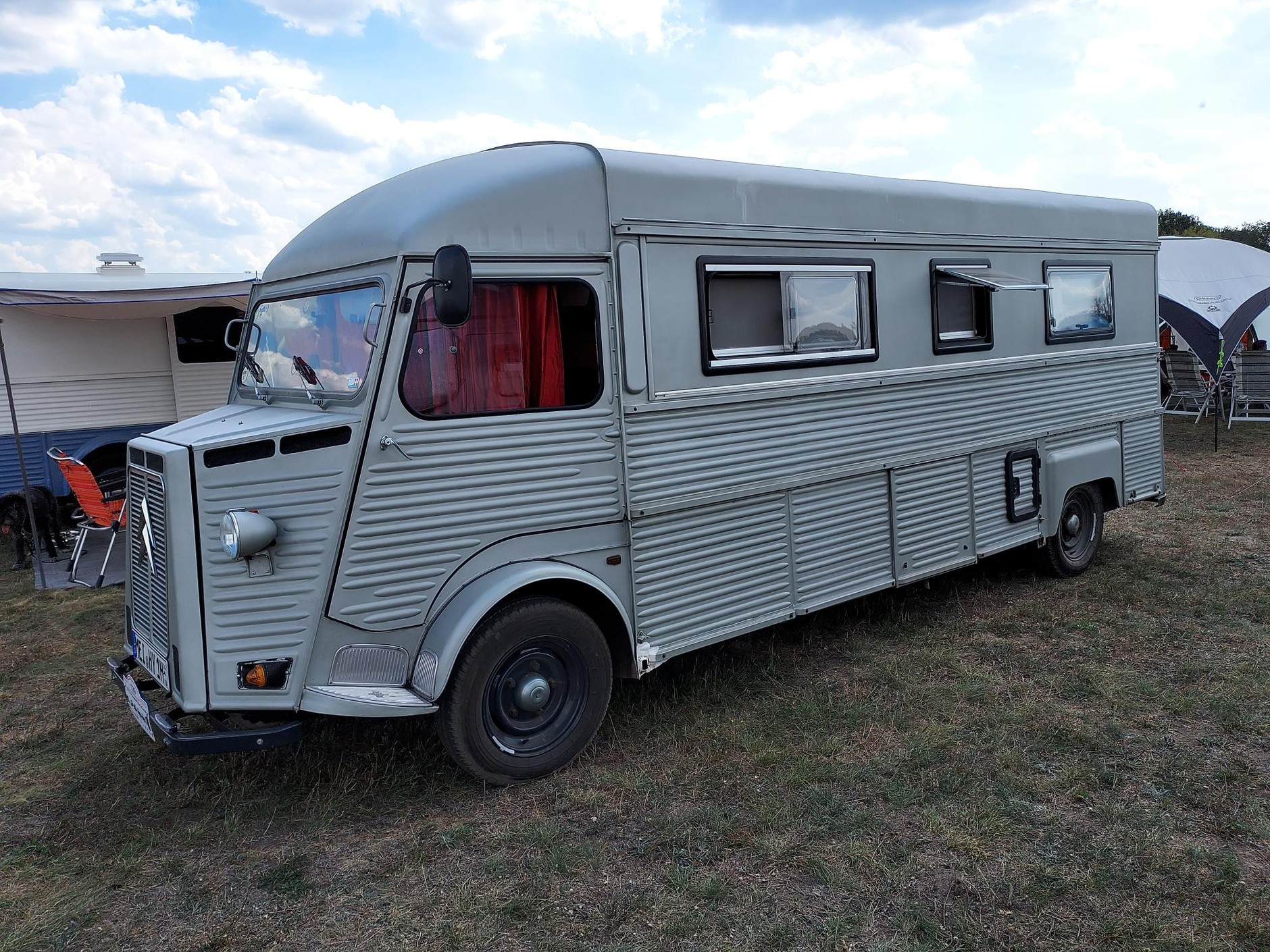 Zlot Citroenów w Toruniu. Dostawczy model H przerobiony na kamper