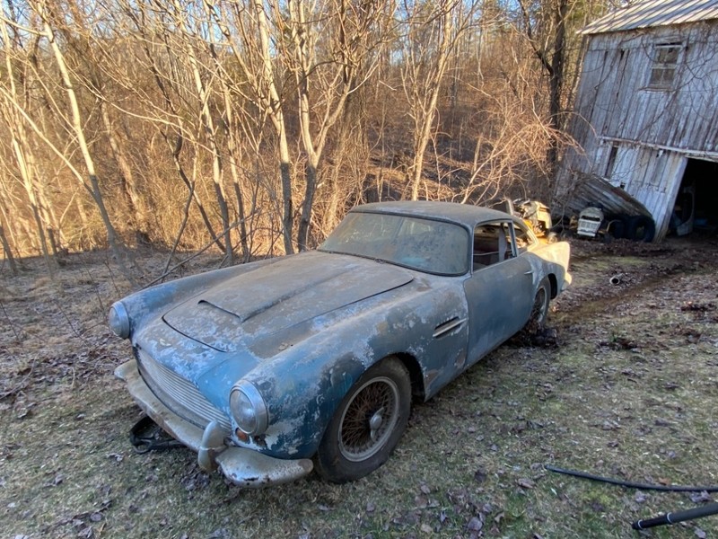 Aston Martin DB4 znaleziony po 30-letnim postoju w stodole