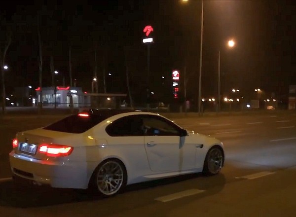 Robert N. znów kpi z policji - "Frog" ucieka białym BMW M3
