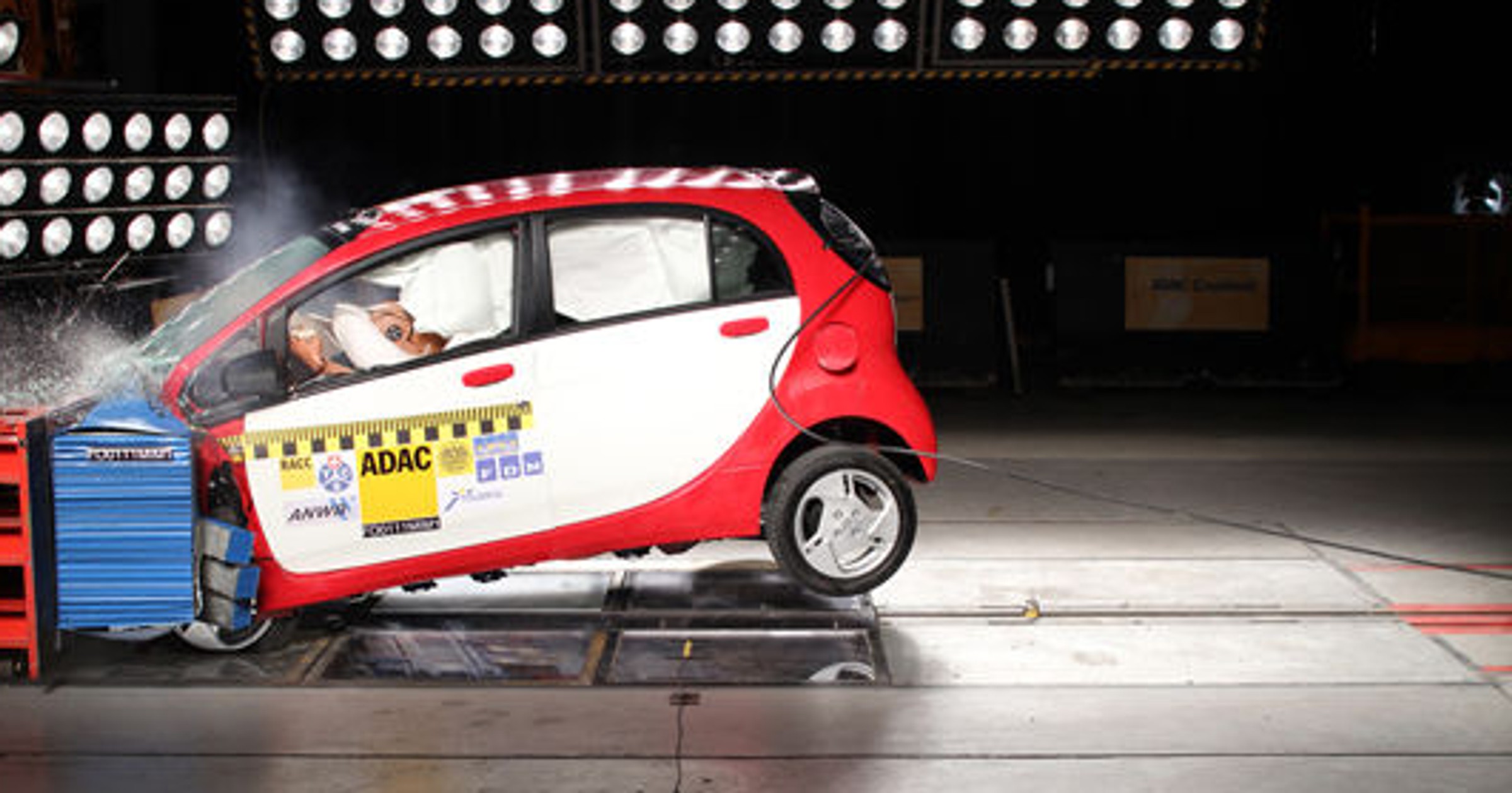 Czy Mitsubishi i-MiEV porazi Cię prądem podczas wypadku?