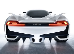 Shelby Tuatara celuje w Veyrona