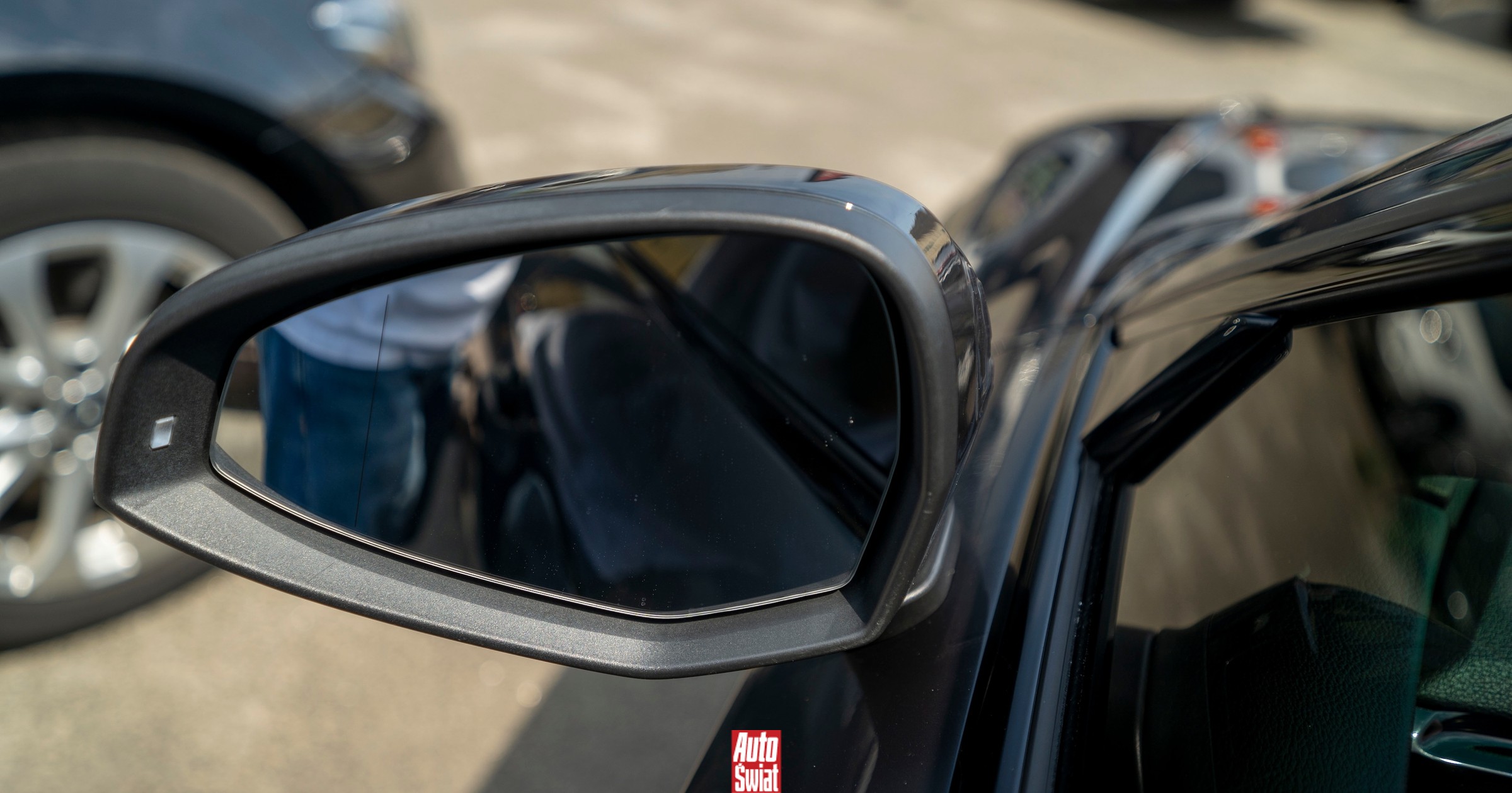 Jak prawidłowo ustawić lusterka w samochodzie? Zasady są proste