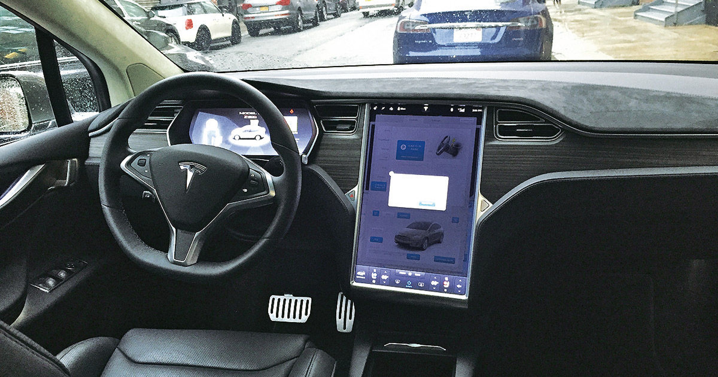 Auta marki Tesla rejestrują mnóstwo danych, w tym również nagrania i zdjęcia. Są one potrzebne m.in. do tego, żeby rozwijać sztuczną inteligencję wykorzystywaną do jazdy w trybie autonomocznym. 