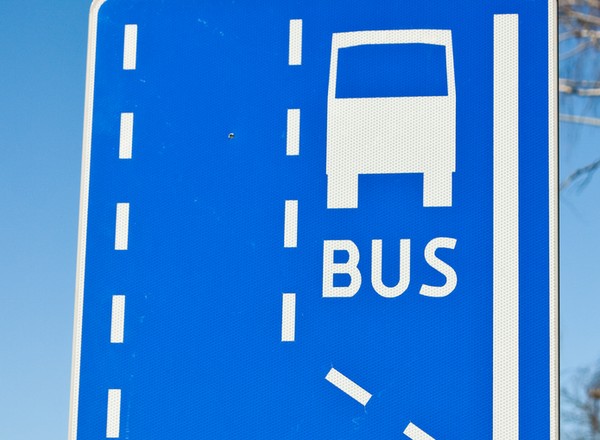 Przejechał buspasem pod komisariatem. Tak policja zatrzymała szefa gangu