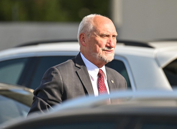 Poseł Macierewicz próbuje odzyskać prawo jazdy. Internet się śmieje