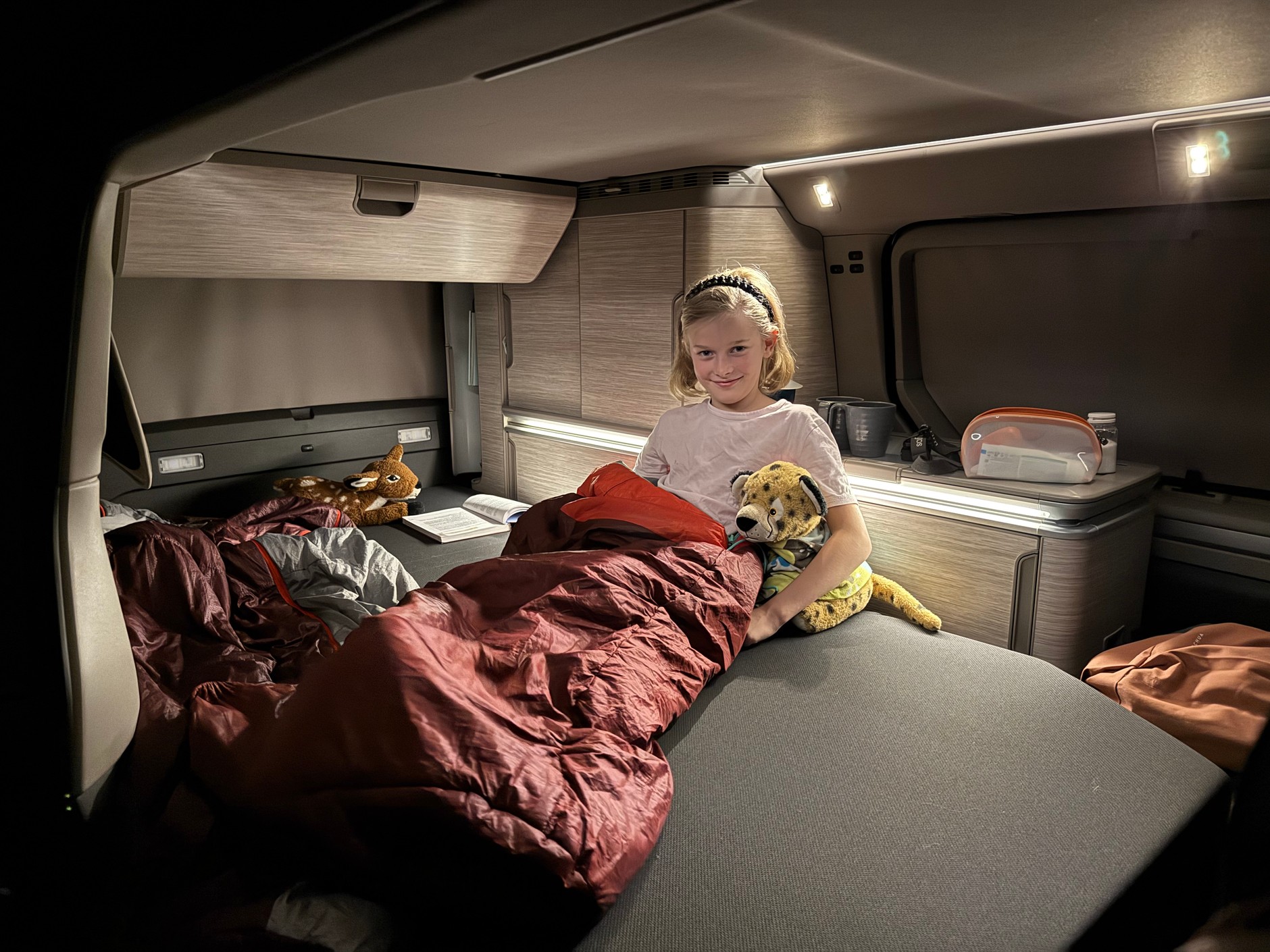 Volkswagen California Ocean 2025 – na dwóch fotelach rozkłada się 2-osobowe łóżko do spania