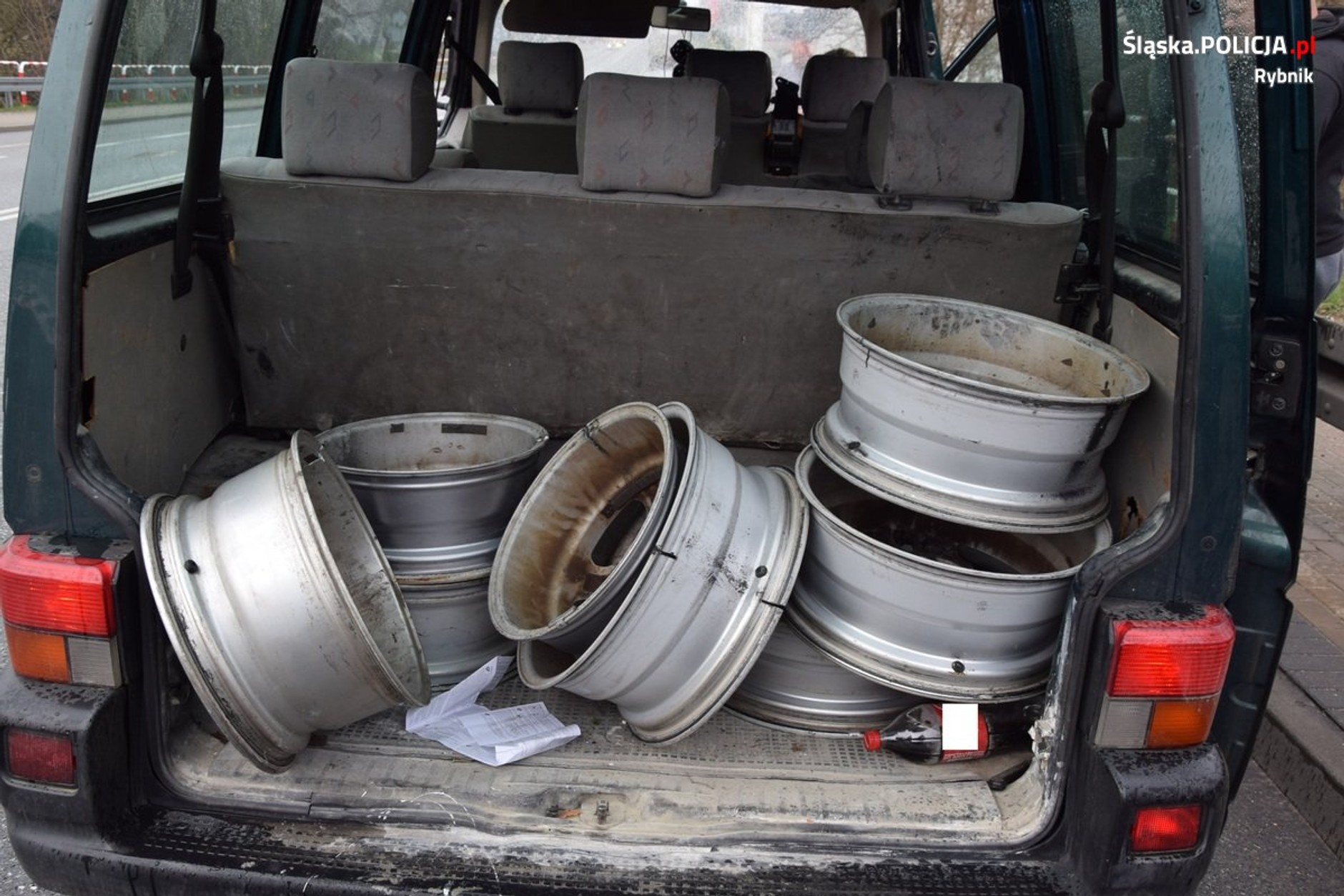 Kobieta ukradła Volkswagena T4 i woziła nim skradzione koła