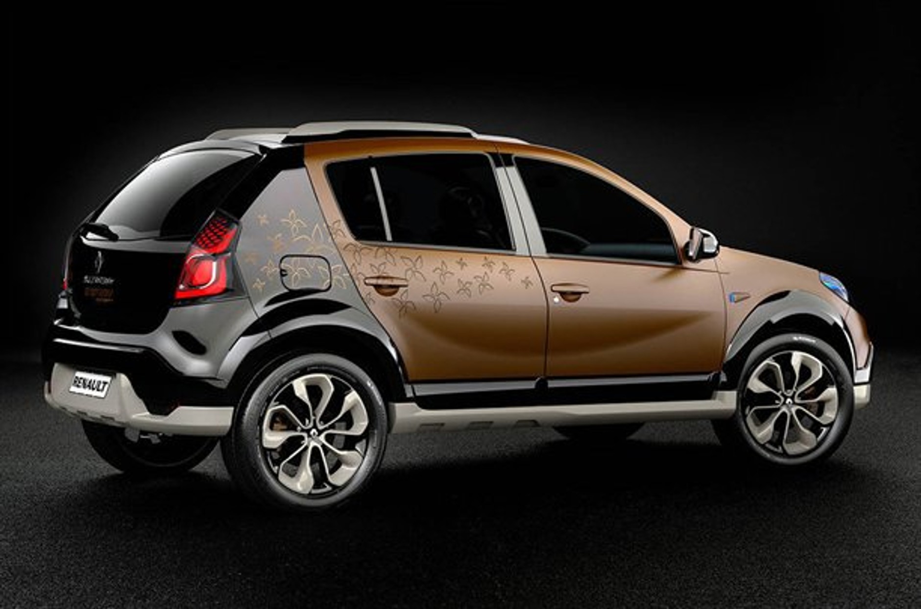 Renault Sandero Stepway – dwa kolory, kwiaty i kobiety