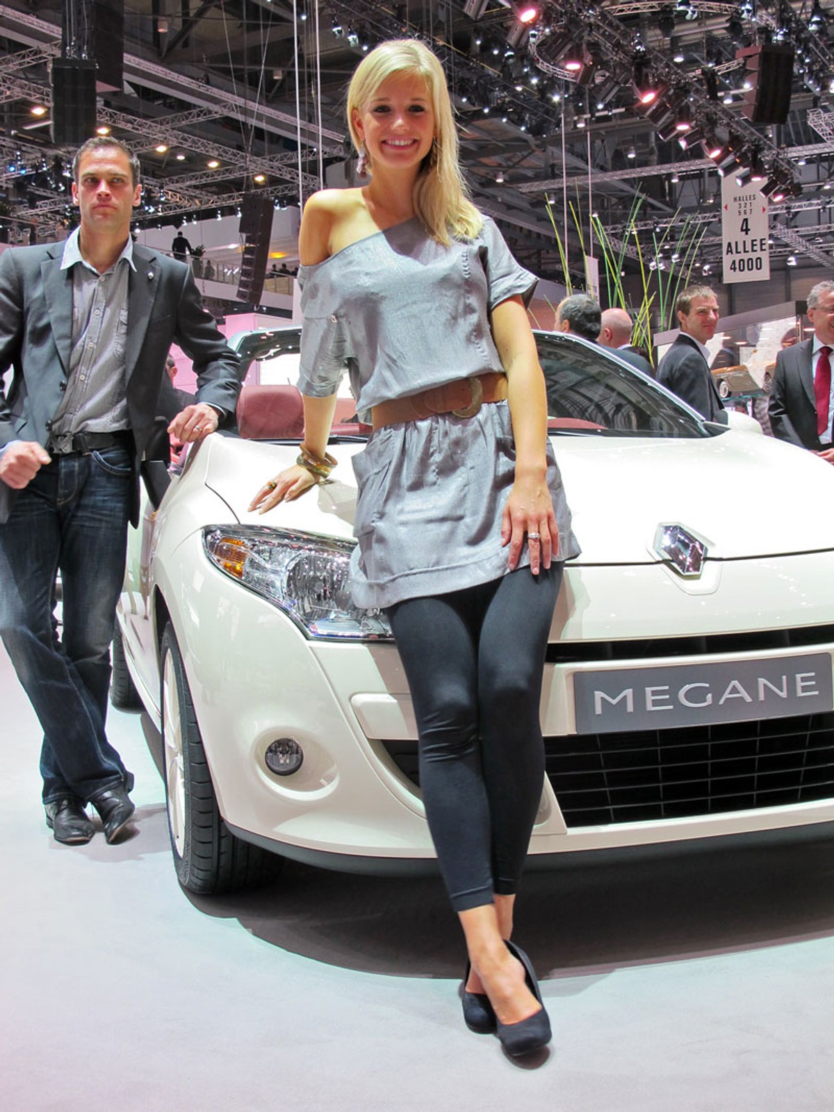 Genewa 2011: dziewczyny i samochody (galeria, wideo)