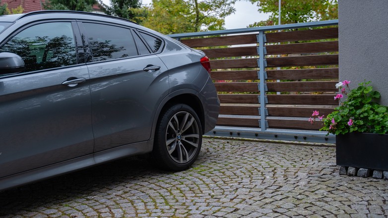 BMW zaparkowane przed domem