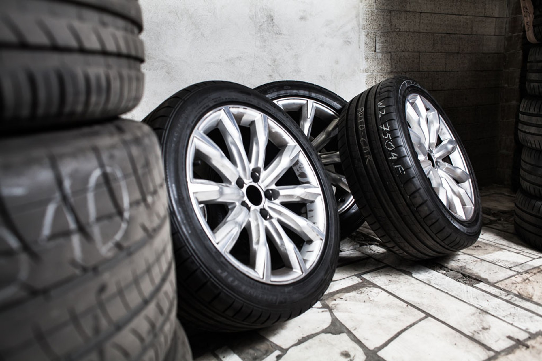 Jak przechowywać drugi komplet opon?