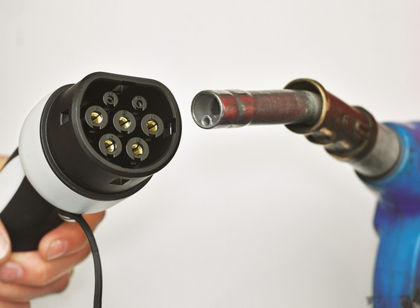 Częste argumenty zwolenników i przeciwników aut elektrycznych. Obalamy mity