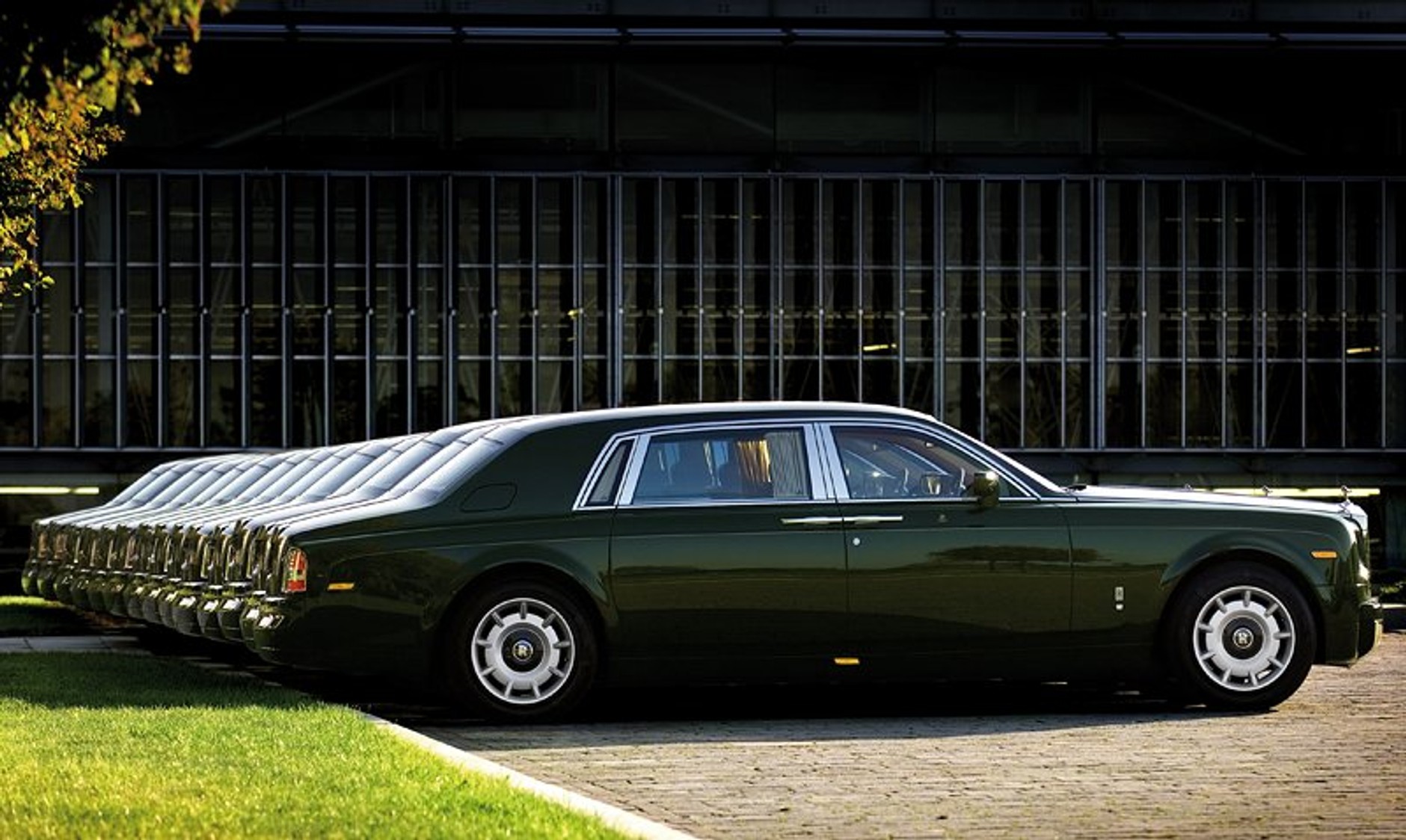 Czternaście Rollsów we flocie hotelu