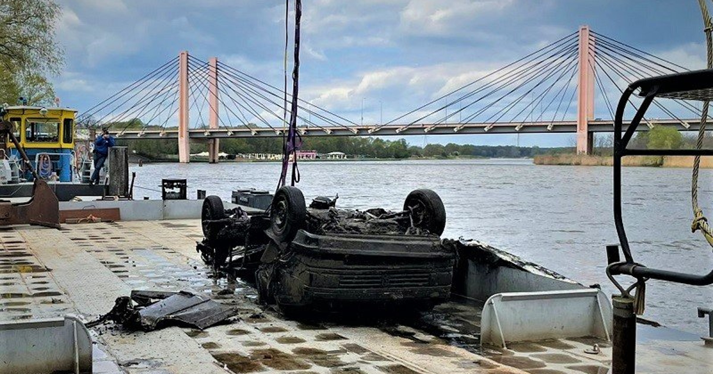 Policjanci wyłowili wrak samochodu skradzionego w 2011 r.