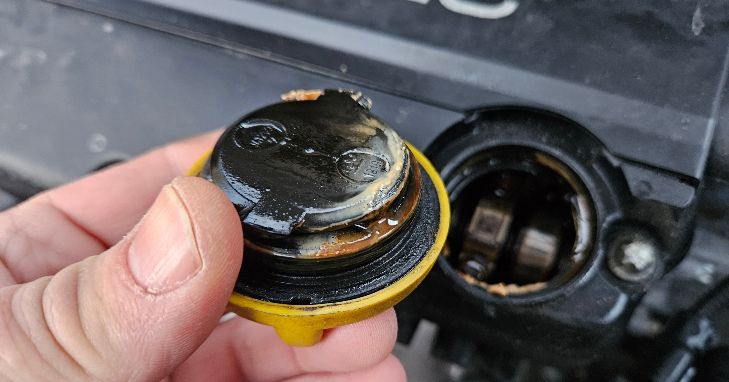 "Majonez" pod korkiem wlewu oleju to niepokojący objaw, ale nie zawsze świadczy o poważnej usterce.