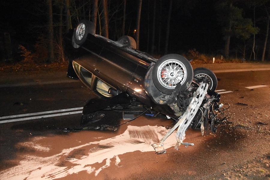 BMW po groźnym dachowaniu