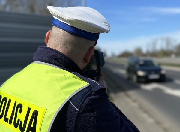 Policjanci zatrzymali kierowcę fiata. "Ryzyko" się nie opłaciło