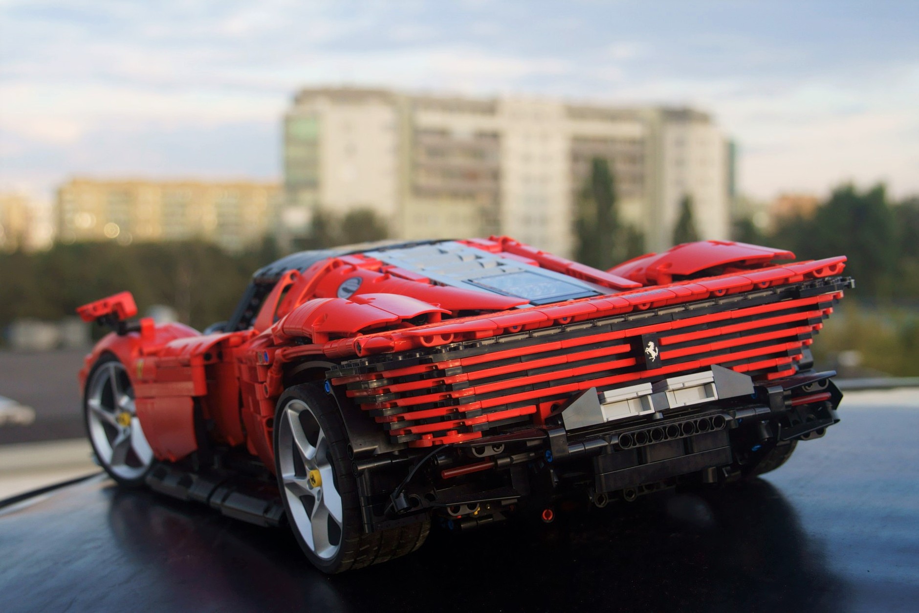 Ferrari Daytona SP3 w skali 1:8 z klocków LEGO