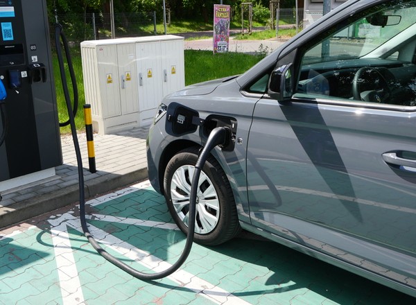 Jeździłem Volkswagenem Caddy Flexible eHybrid: to dostawczak podwójnie  hybrydowy