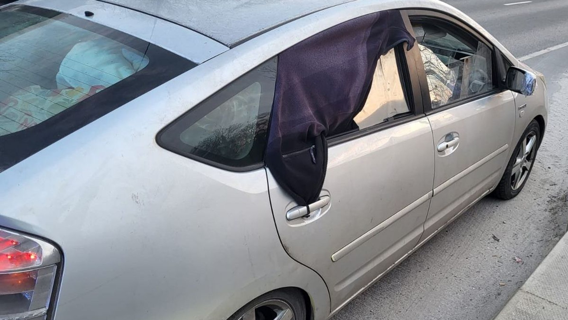 Jeździł bez tylnej bocznej szyby