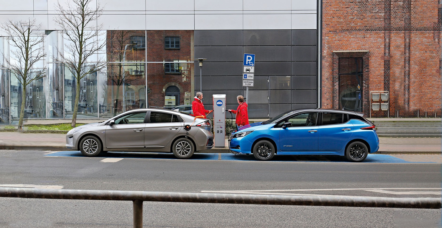 Hyundai Ioniq kontra Nissan Leaf - auta elektryczne dla ludu