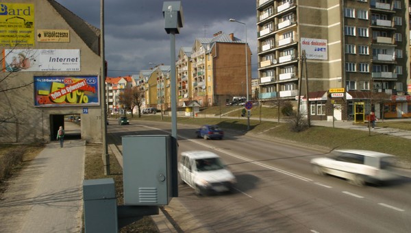 Tak działają fotoradary. Jeśli dostałeś mandat, zawsze patrz w róg. To istotna informacja