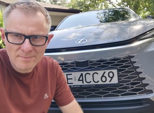 Lexus LBX jest ładnie wykończony, mało pali i dobrze jeździ. Auto dla pań, ale jeździłbym