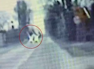 Mrugała światłami, ostrzegając przed policją. Nie wiedziała na kogo trafiła