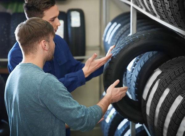 Opony zimowe są dużo droższe niż rok temu. Na co zwrócić uwagę, szukając dobrej oferty?