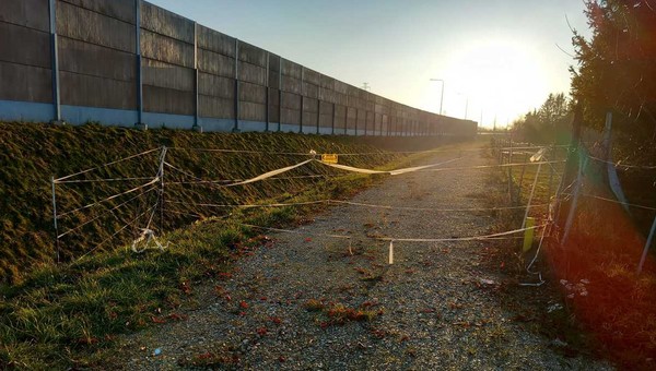 Ktoś postawił płot na drodze serwisowej. Drogowcy odkryli go podczas rutynowej kontroli
