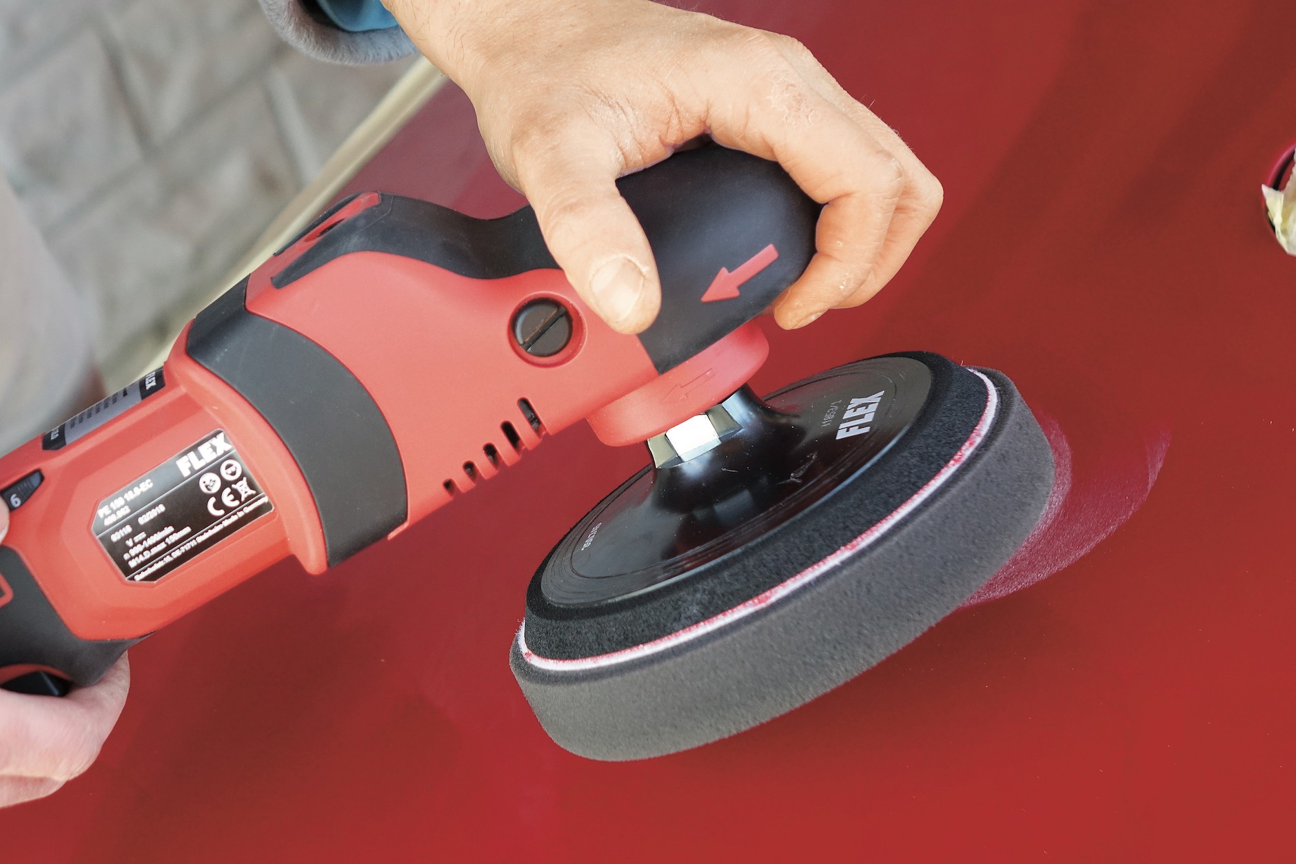 W drugim etapie zwiększamy obroty maszyny, za to zmniejszamy nacisk. Zmieniliśmy też pastę na delikatniejszą.