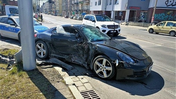 Porsche rozbite we Wrocławiu. Auto uderzyło w latarnię